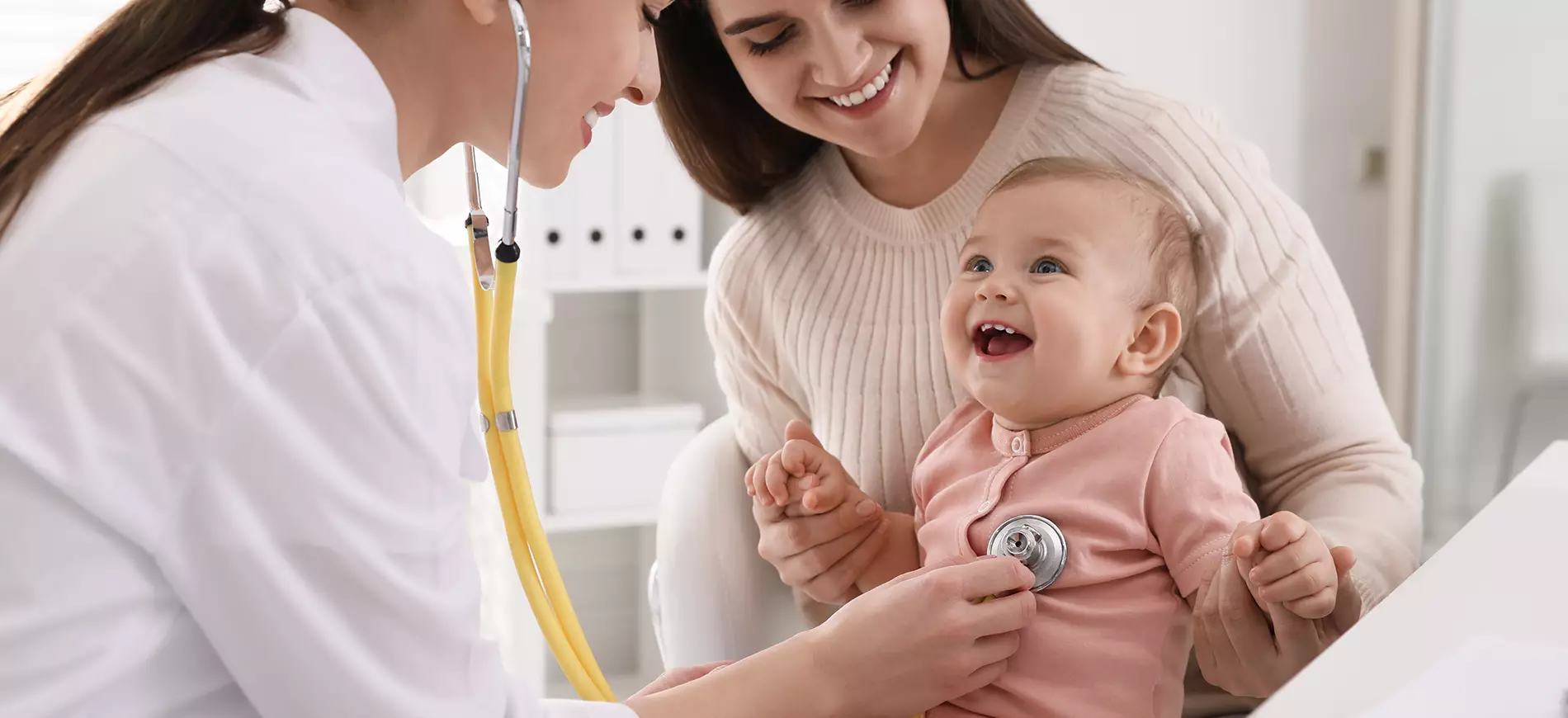 Ärtztin untersucht ein Baby